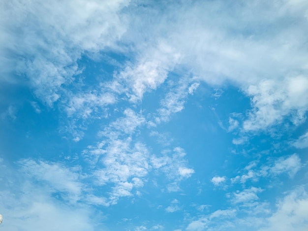 明るい白い日の背景の美しい空