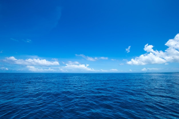 美しい空と青い海、海のビーチ