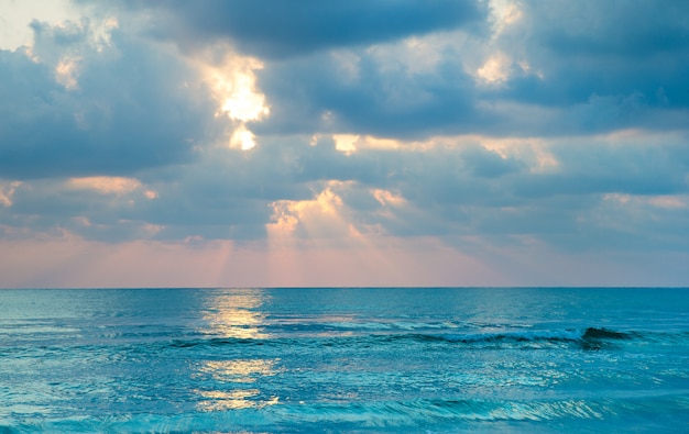 美しい空と青い海