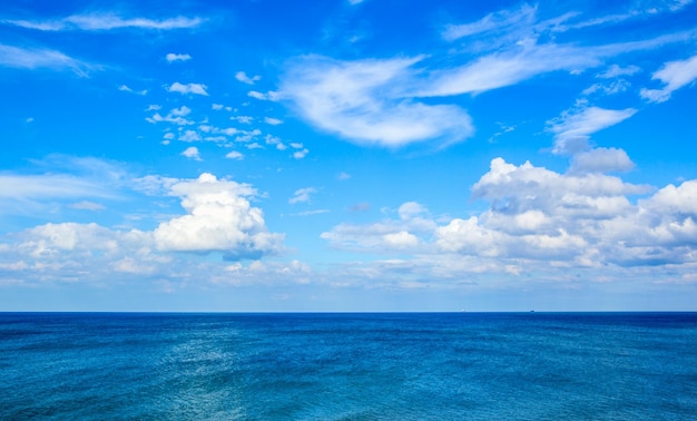 美しい空と青い海