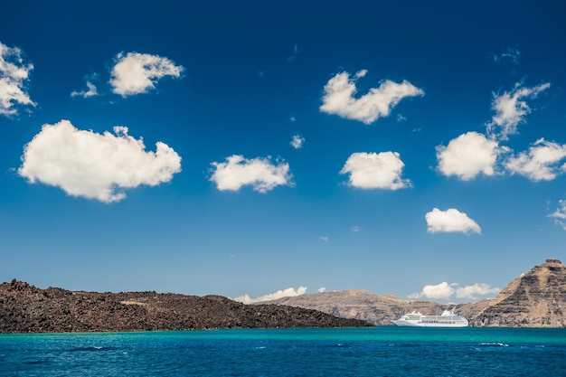 ギリシャの島々の近くの美しい空の雲とクルーズ船