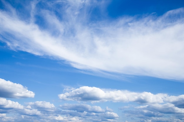 きれいな空気の雰囲気の中で自然の美しい空雲