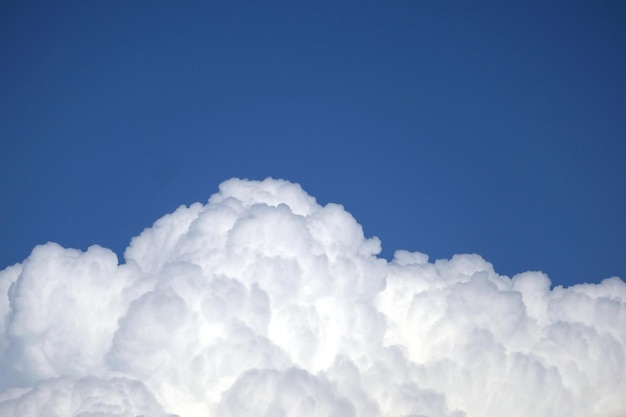 Foto bellissimo sfondo del paesaggio del cielo con nuvole bianche sul fondo per foto e cielo blu sfumato