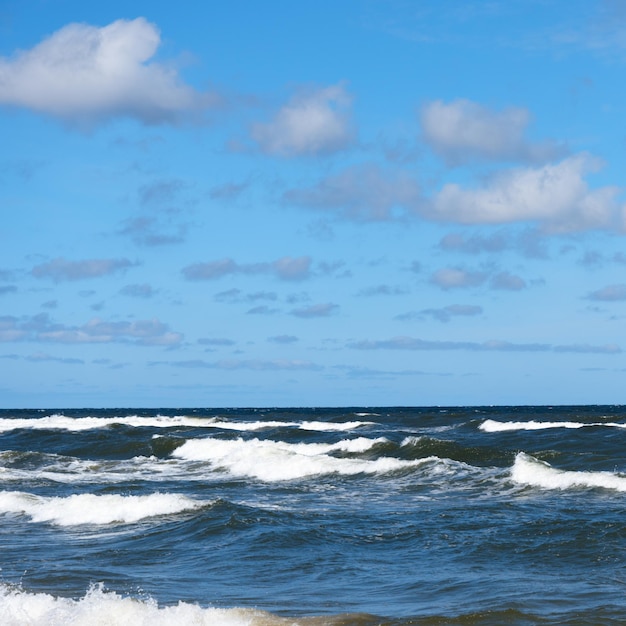 Красивое небо и море с волнами до горизонта