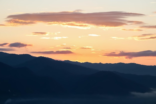 山の日の出の美しい空