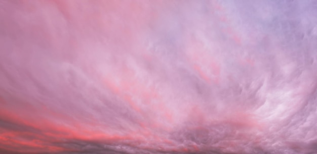 背景として美しい空の夕日