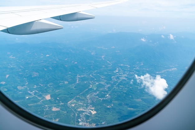 飛行機の窓からの美しい空の景色