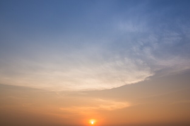 美しい空太陽が輝くとき