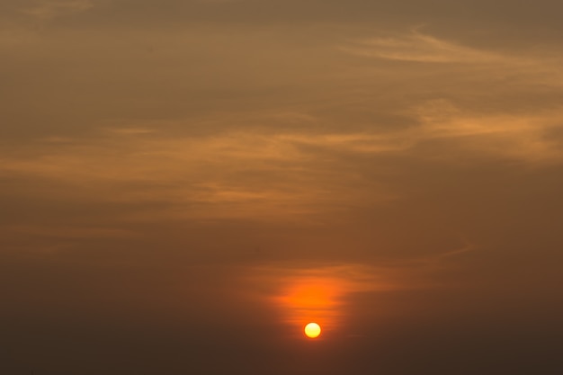 美しい空太陽が輝くとき