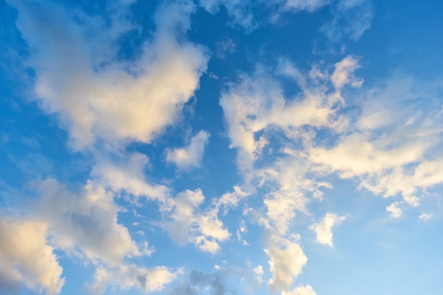 Bel cielo con nuvole prima del tramonto