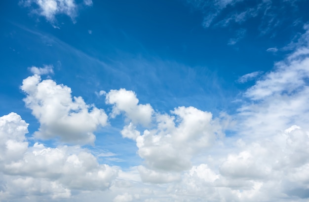 雲の背景と美しい空。