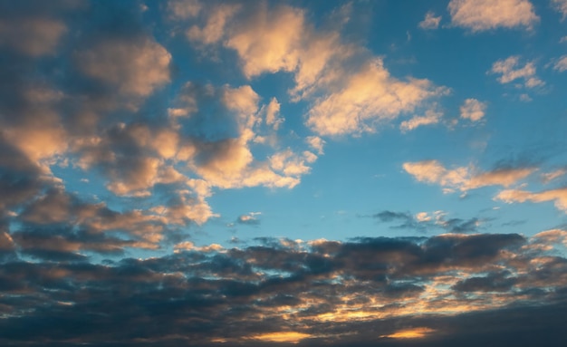 夕焼けの背景に雲と美しい空