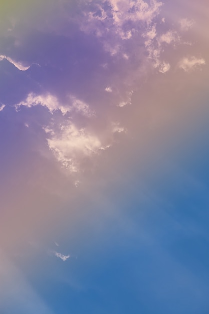 カラフルな雲と美しい空。