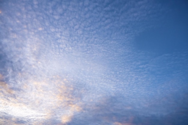 Bel cielo con nuvole drammatiche