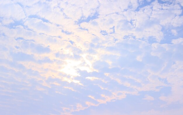 Foto bel cielo con la luce del sole.