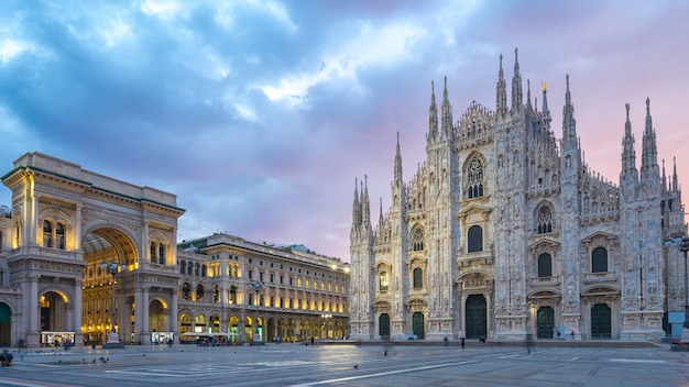 写真 イタリアのミラノ大聖堂の景色を望む美しい空。