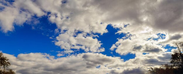 美しい空と白い雲 日光 晴れた日差し 鮮やかな景色