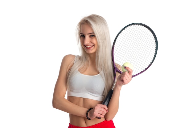 Красивая стройная девушка с теннисной ракеткой и мячом изолированы