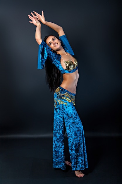 Photo beautiful slim sexy woman belly dancer with long glossy hair