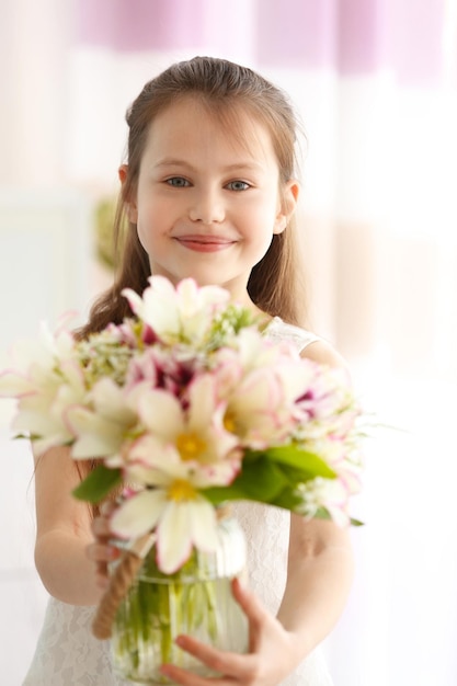 Bella bambina con bouquet di primavera fresca