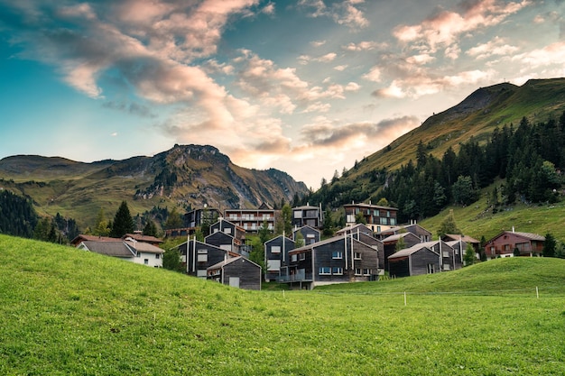 Foto bellissimo piccolo villaggio di montagna di stoos circondato dalle alpi svizzere fronalpstock in estate a schwyz svizzera