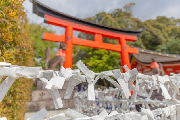京都の伏見稲荷神社でプラークを望む美しい小さな紙