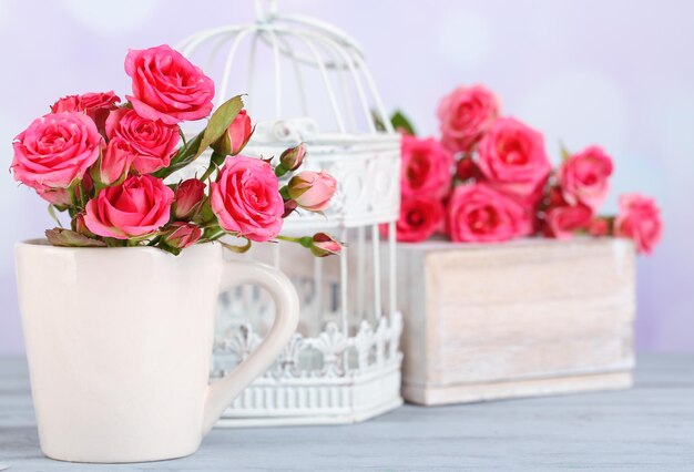 Красивые маленькие розовые розы на светлом фоне