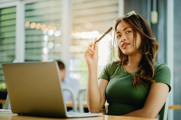 Photo beautiful and smart woman working with laptop and having great idea in his work