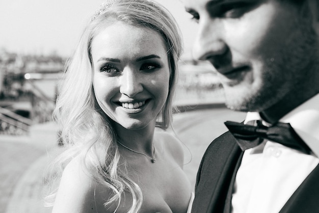 Foto sposa e sposo belli e sorridenti