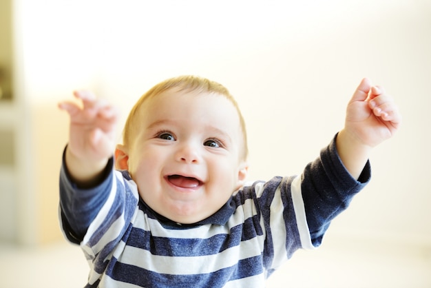 Foto bella sorridente carino bambino allegro