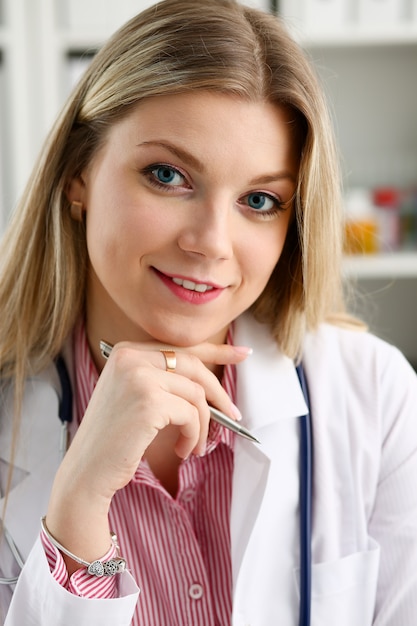 Foto bello medico femminile sorridente