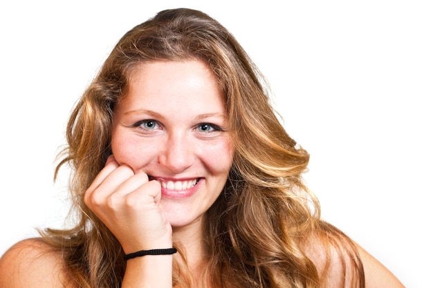 Foto bella ragazza sorridente isolata su sfondo bianco