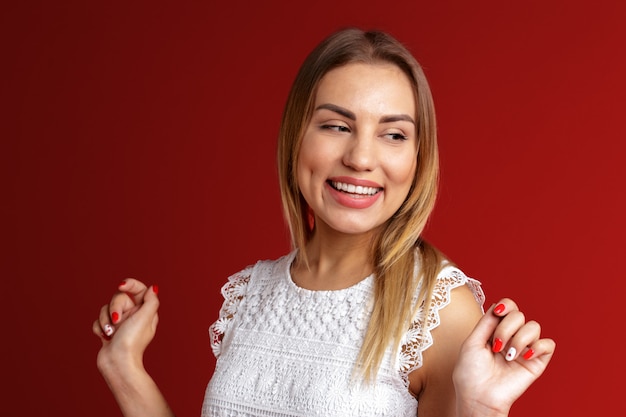 Bella ragazza sorridente