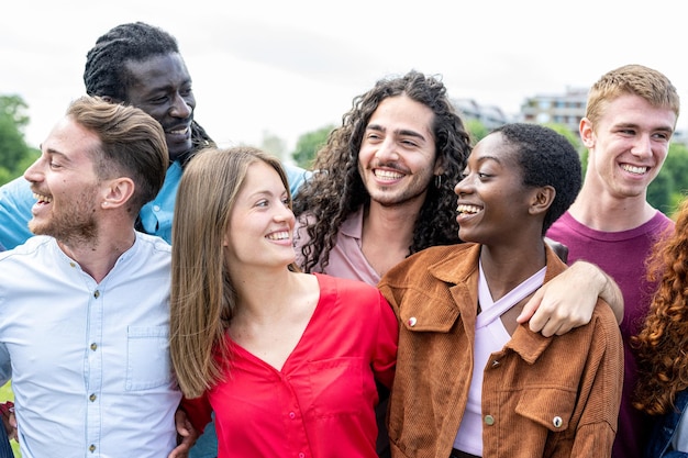 Bella gente sorridente giovane gruppo di persone che si divertono all'aperto concentrarsi sulle due giovani donne