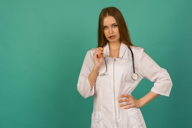 Фото Красивая улыбающаяся сексуальная медсестра или женщина-врач