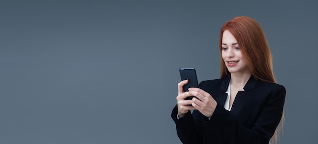 아름 다운 미소 터키 젊은 여성 휴대 전화 개념 그녀는 그녀의 휴대 전화를 확인 하고있다