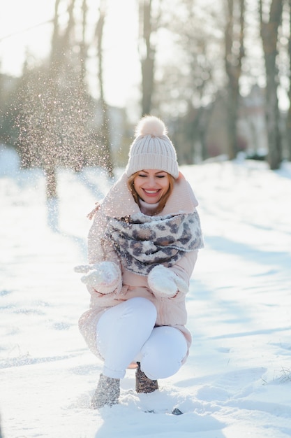 아름 다운 웃는 여자 겨울 초상화