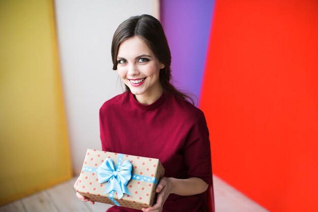 Красивая улыбающаяся женщина с подарком