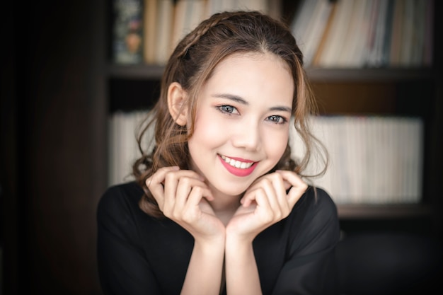 美しい笑顔の若いアジア人女性。かわいい女の子の肖像画はきれいで、新鮮で完璧な肌。