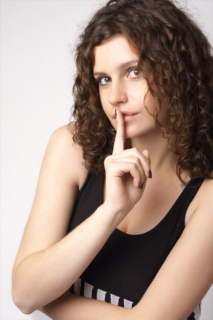 Bellissima giovane donna sorridente. isolato su sfondo bianco