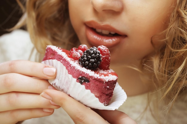 ケーキと美しい笑顔の若い女性