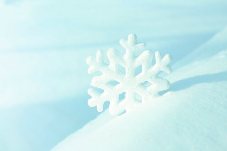 Photo 自然な雪の吹きだまりの美しい雪の結晶、クローズアップ