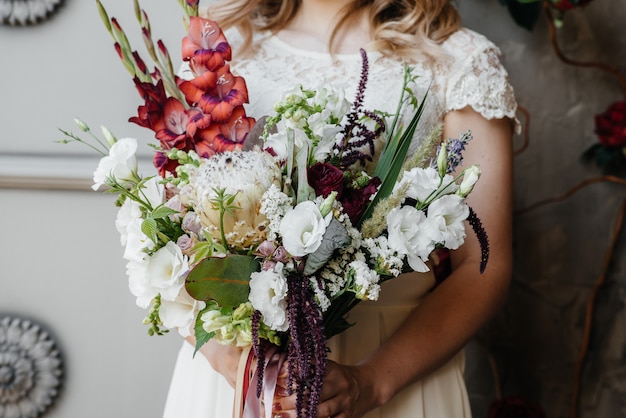 Bellissimo e sofisticato bouquet da sposa close-up tiene la sposa nelle sue mani. bouquet da sposa.