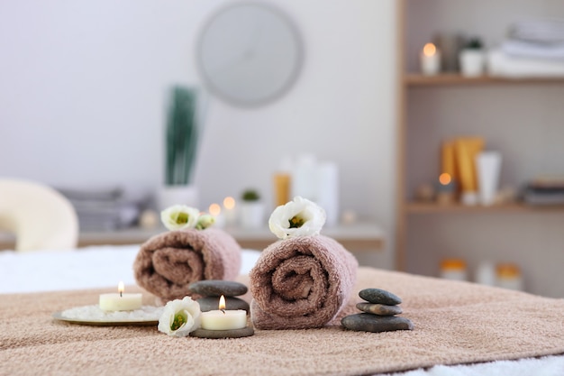 Foto bella composizione spa di asciugamani e accessori spa