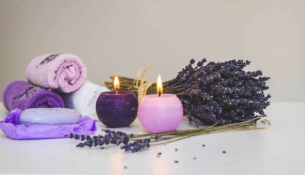 Foto composizione bellissima spa con fiori di lavanda secchi