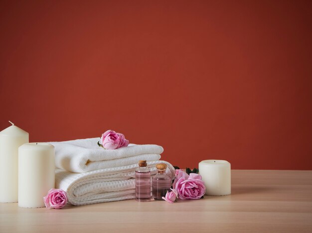 Photo beautiful spa composition with scented candles and roses on table