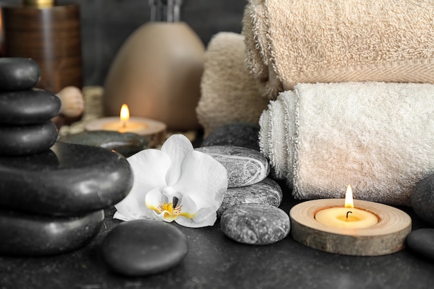 Photo beautiful spa composition with stones and orchid flower on table