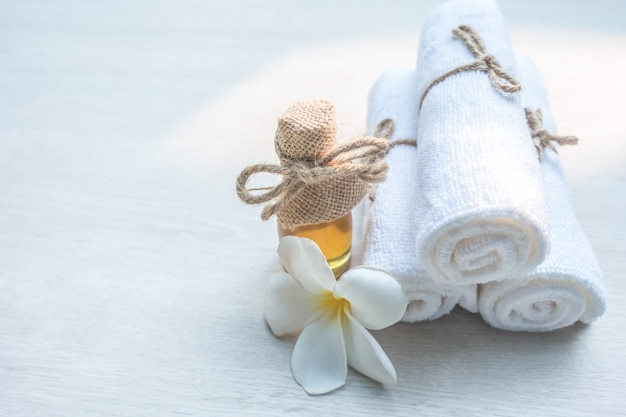 Beautiful spa samenstelling witte handdoek op houten lijst.