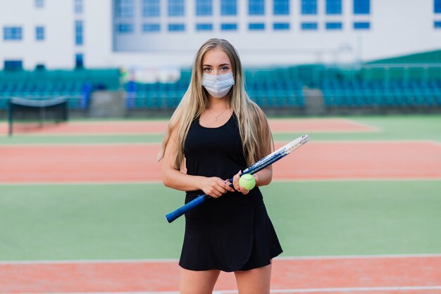 Bella donna sportiva su un campo da tennis