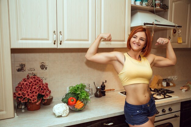 写真 台所で野菜とスポーティな美人